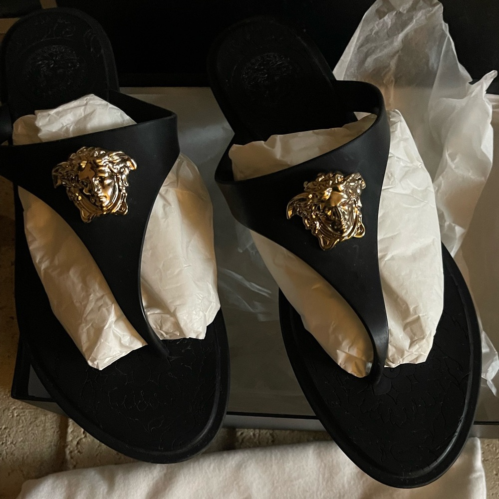 ⭐️Authentic⭐️ Versace Alia Medusa Rubber Thong sandal